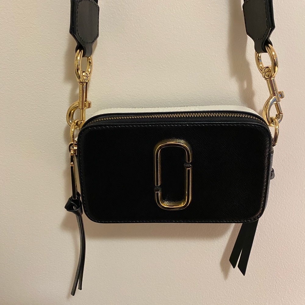 Marc Jacobs Black Camera Crossbody Bag with Gold Hardware and Branded Strap - Picture 9 of 14